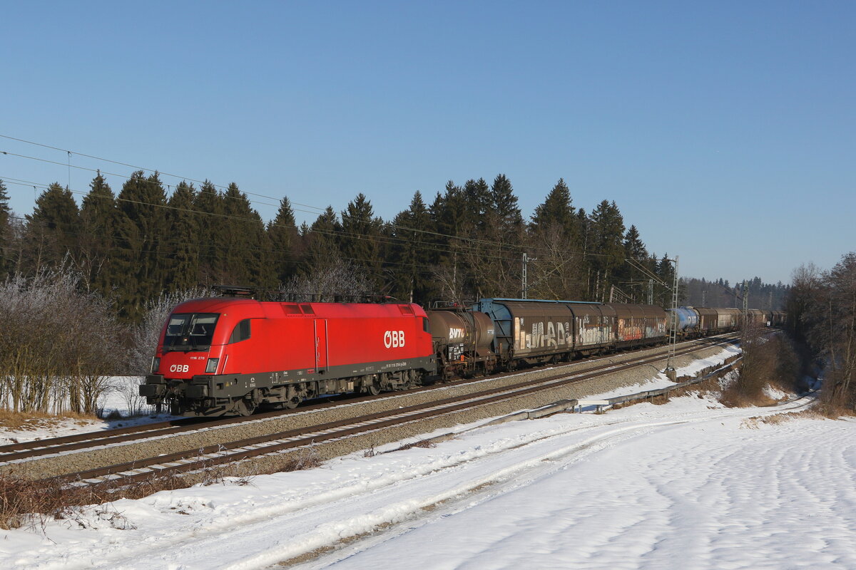 1116 270 war am 26. Januar 2022 mit einem gemischten Gterzug bei Grabensttt in Richtung Mnchen unterwegs.