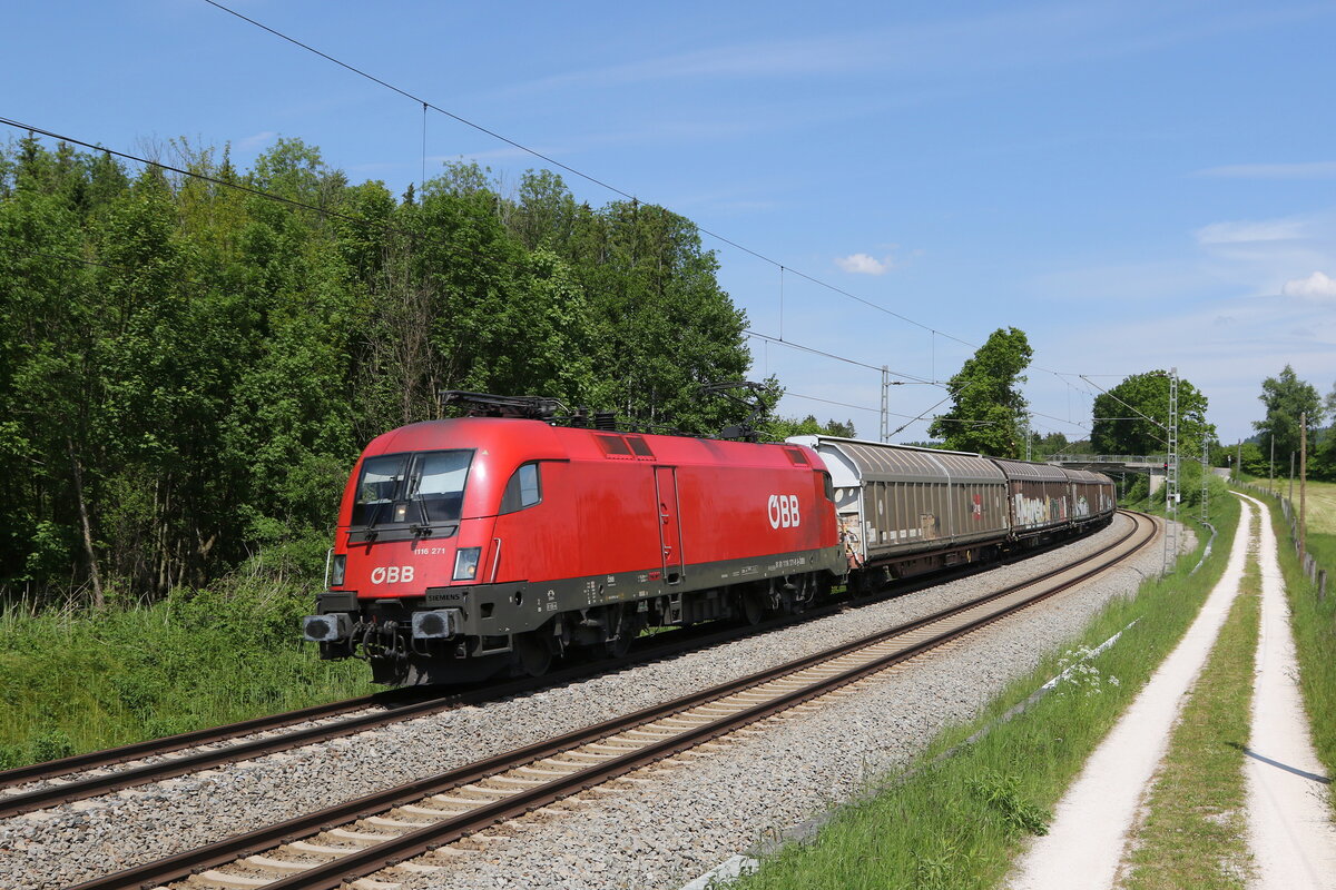 1116 271 mit einem gemischten Gterzug am 2. Juni 2021 bei Grabensttt.