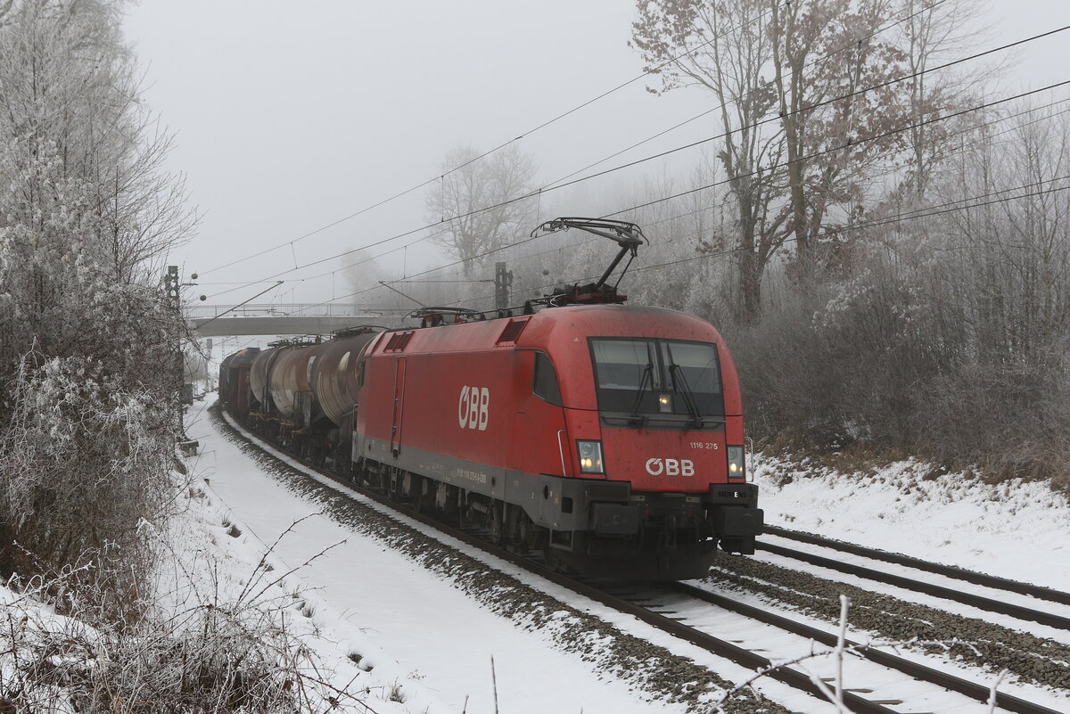 1116 275 mit einem gemischten Gterzug aus Mnchen kommend am 25. Januar 2022 bei Grabensttt.