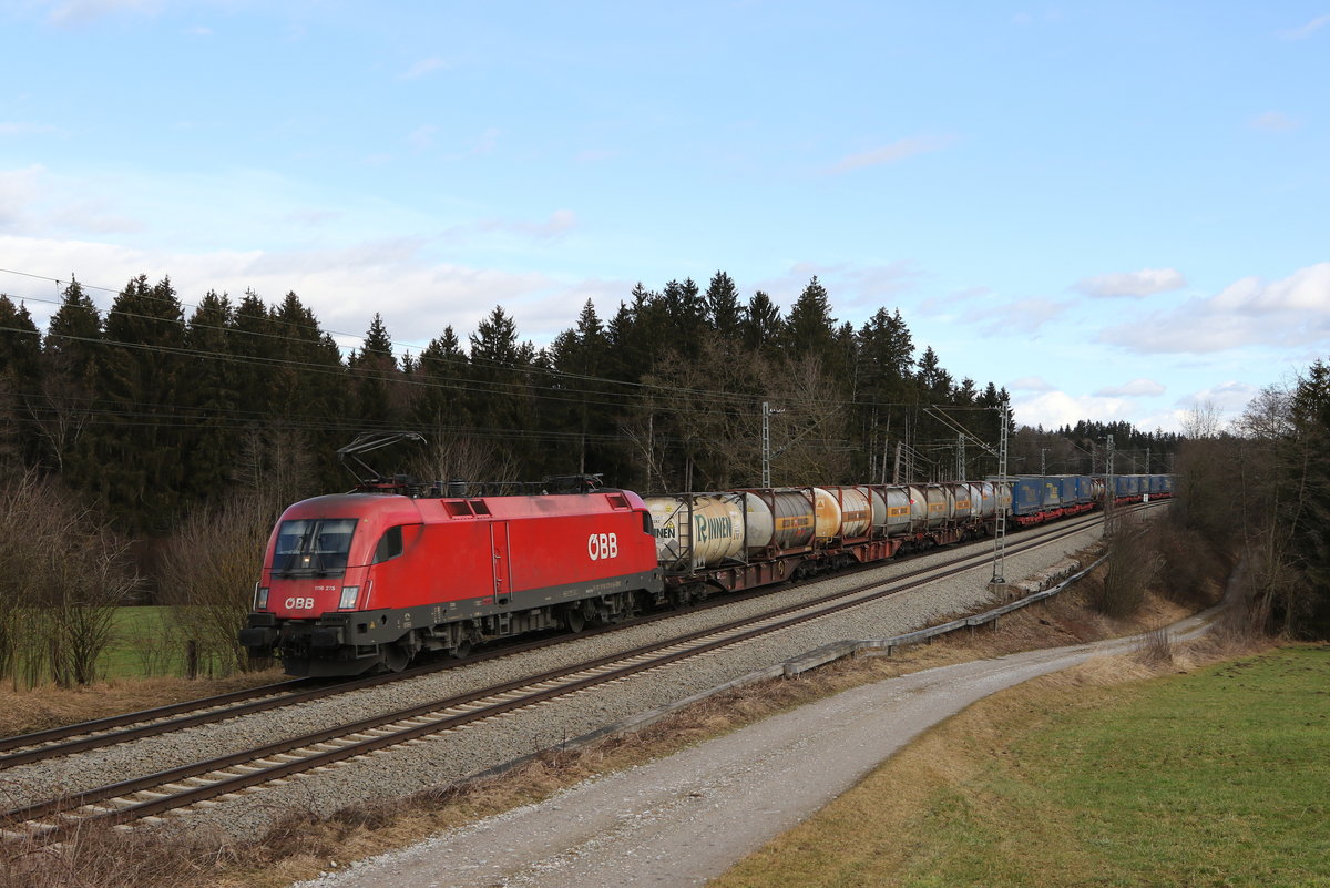 1116 275 mit einem  Mischer  aus Salzburg kommend am 4. Februar 2021 bei Grabensttt im Chiemgau.