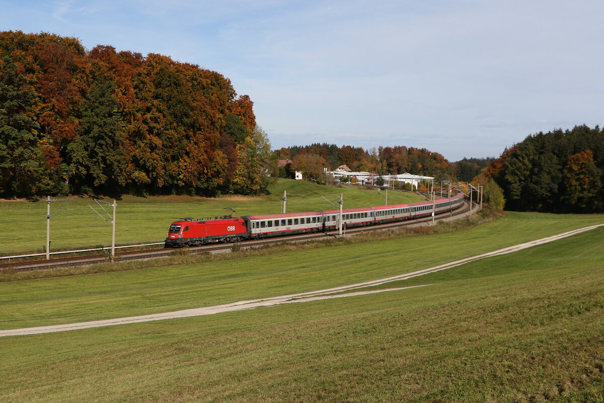 1116 280 war mit einem  EC  am 21. Oktober 2025 bei Axdorf im Chiemgau in Richtung Mnchen unterwegs.