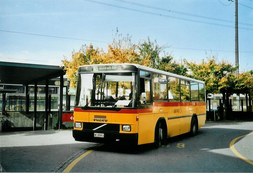 (111'630) - Lengacher, Mnsingen - Nr. 4/BE 26'963 - Volvo/Hess (ex Steiner, Messen) am 14. Oktober 2008 beim Bahnhof Wichtrach