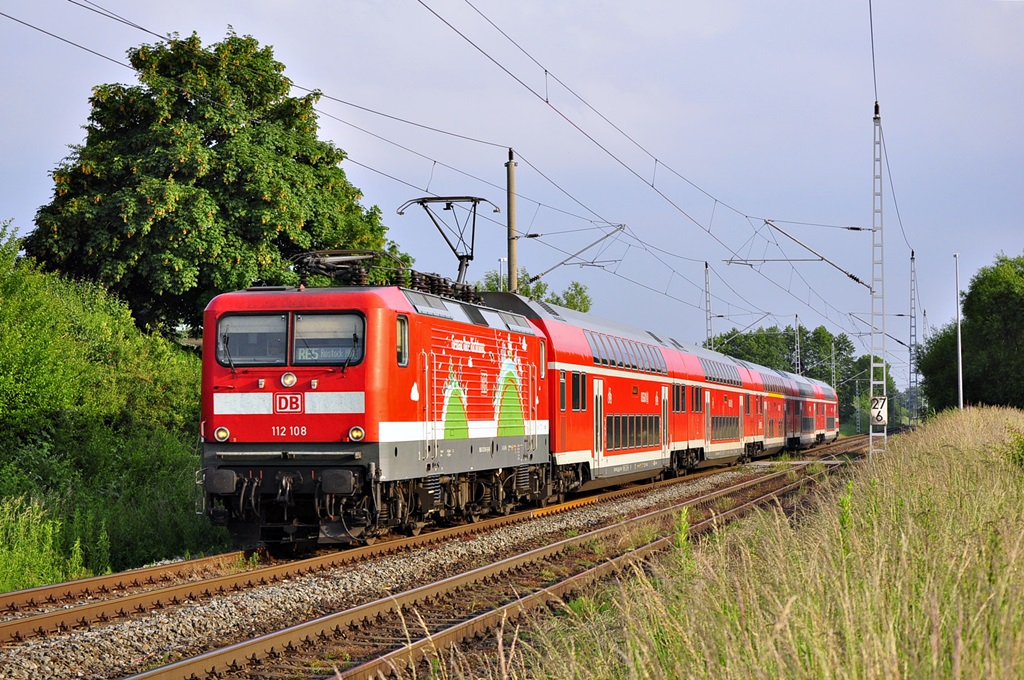 112 108 fährt mit dem RE 4362 gleich in Rostock Hbf ein,hier in Sildemow.