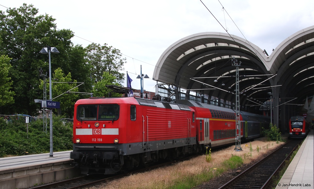 112 159-9 wartete am 19.6.16 mit dem RE70 nach Hamburg Hbf. im Kieler Hbf. auf Fahrgäste.