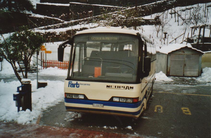 (112'809) - FART Locarno - Nr. 52/TI 312'752 - Neoplan am 11. Dezember 2008 beim Bahnhof Intragna