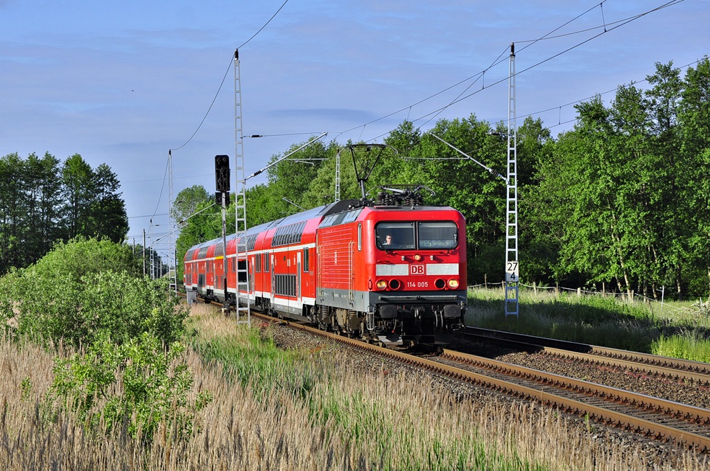 114 005 konnte am 09.06.2015 kurz vor Rostock mit dem RE4350 geknipst werden.