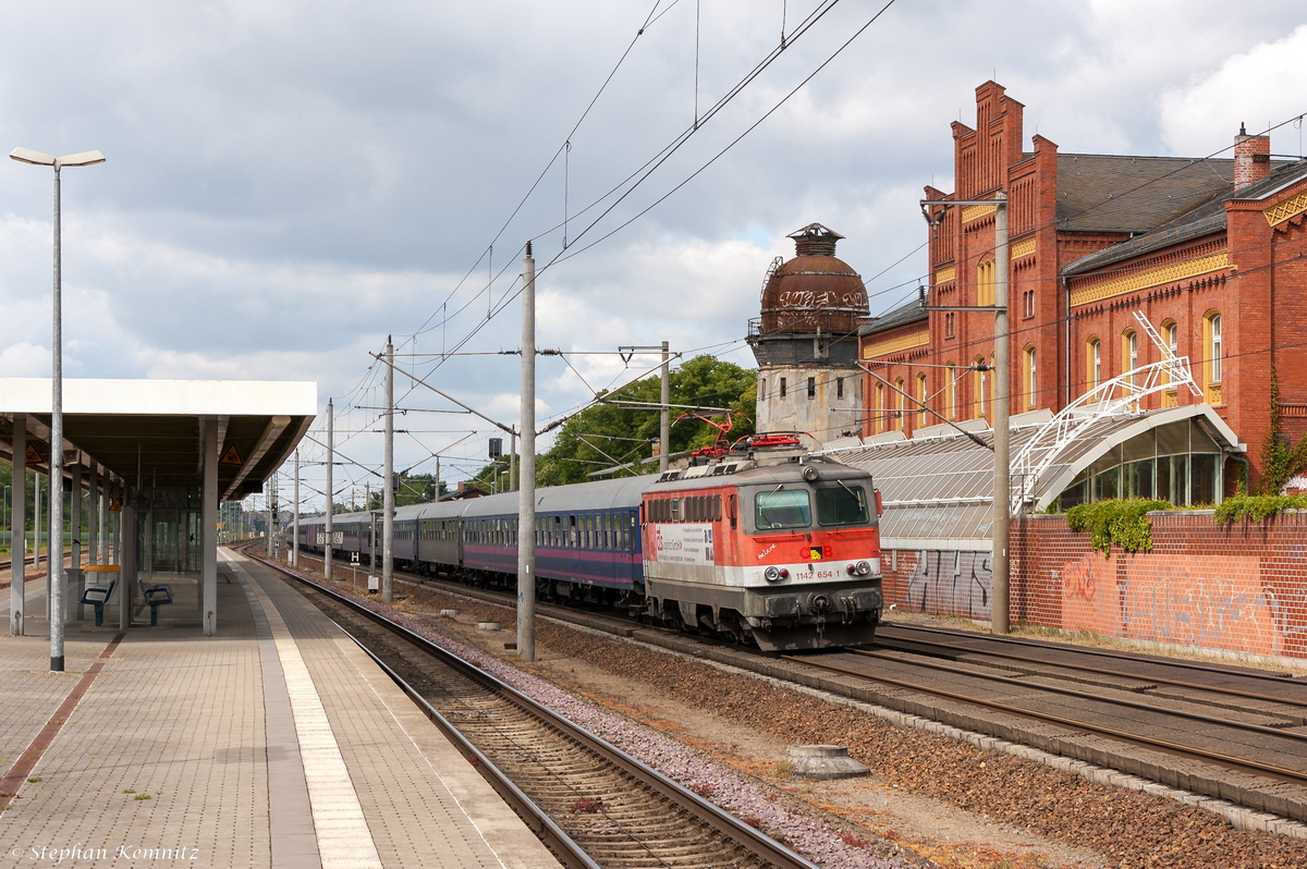 1142 654-1  Helene  SVG - Schienenverkehrsgesellschaft mit dem ersten DFB-Pokalsonderzug des BVB nach Berlin bei der Durchfahrt in Rathenow. 30.05.2015 