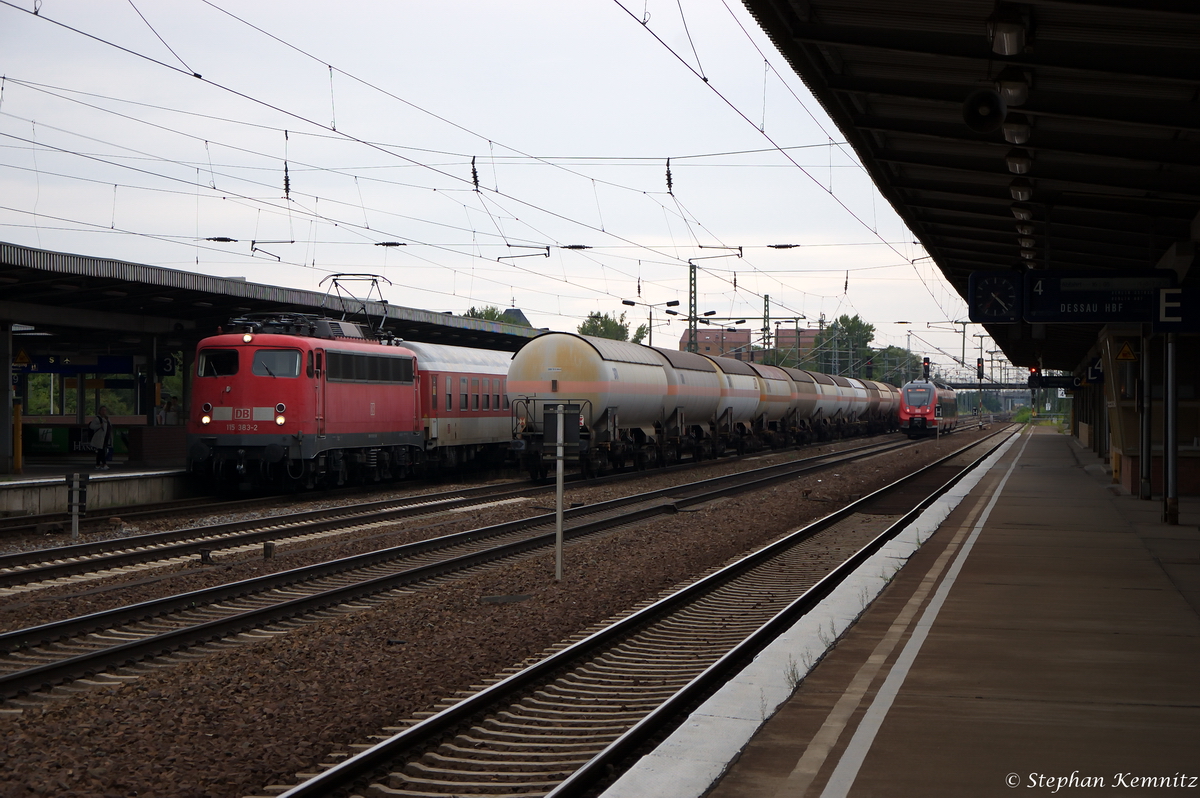 115 383-2 mit dem PbZ 2466 von Leipzig Hbf nach Berlin-Lichtenberg , bei der Durchfahrt in Berlin-Schönefeld Flughafen. 24.07.2014