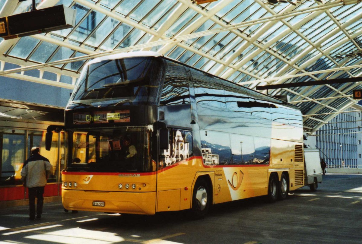 (115'108) - PostAuto Graubnden - GR 162'998 - Neoplan am 14. Mrz 2009 in Chur, Postautostation