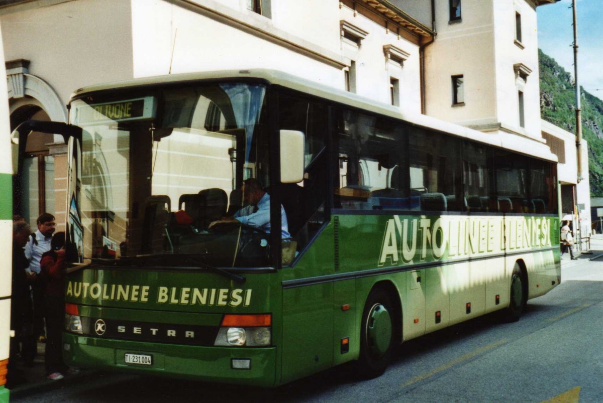 (116'228) - ABl Biasca - Nr. 4/TI 231'004 - Setra am 30. April 2009 beim Bahnhof Biasca