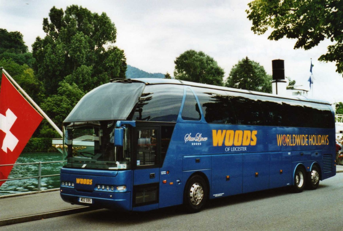 (117'722) - Aus England: Woods, Liecester - WDZ 595 - Neoplan am 15. Juni 2009 bei der Schifflndte Thun