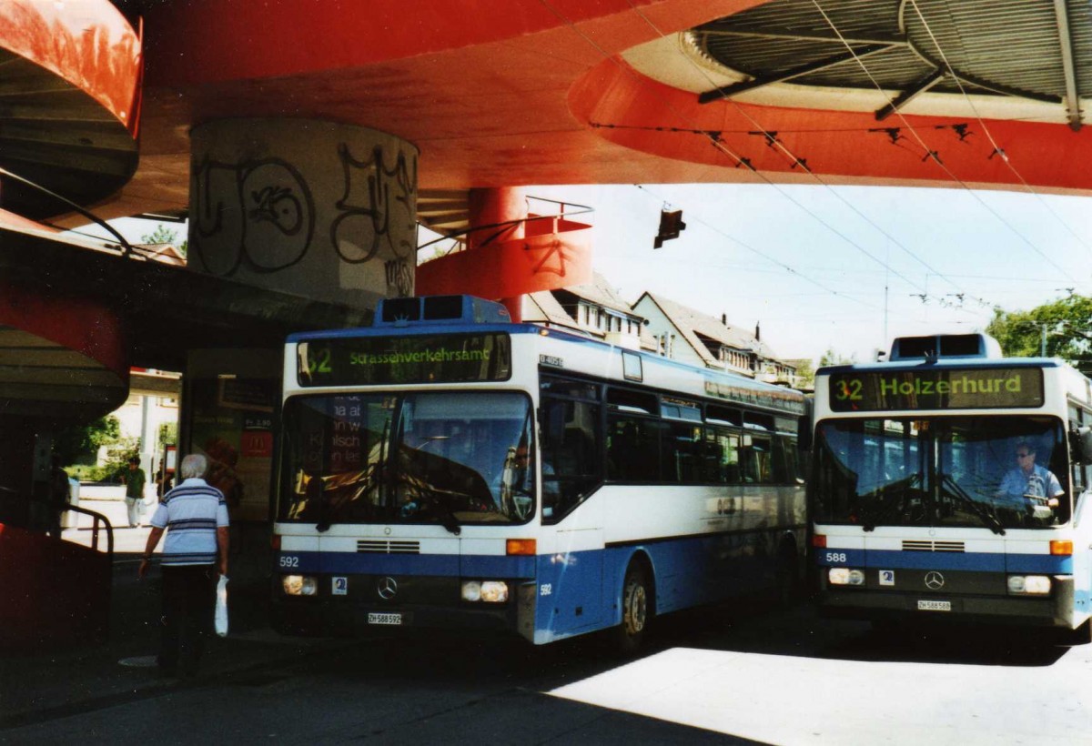 (117'807) - VBZ Zrich - Nr. 592/ZH 588'592 + Nr. 588/ZH 588'588 - Mercedes am 17. Juni 2009 in Zrich, Bucheggplatz