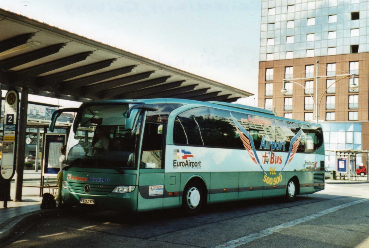 (117'931) - Freiburger-Reisedienst, Freiburg - FR-AZ 976 - Mercedes am 4. Juli 2009 beim Bahnhof Freiburg