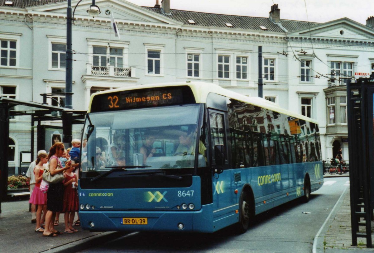 (118'203) - Connexxion - Nr. 8647/BR-DL-39 - VDL Berkhof am 5. Juli 2009 beim Bahnhof Arnhem