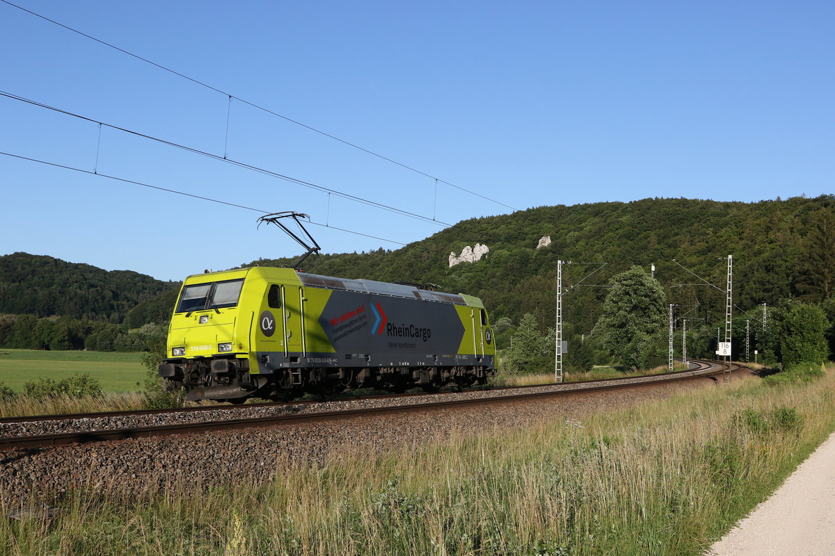 119 008 von  Rhein Cargo  auf Solofahrt am 30. Juni 2020 bei Dollnstein im Altmhltal.