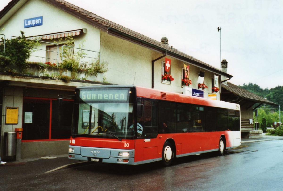 (119'402) - STB Laupen - Nr. 30/BE 102'121 - MAN am 3. August 2009 beim Bahnhof Laupen