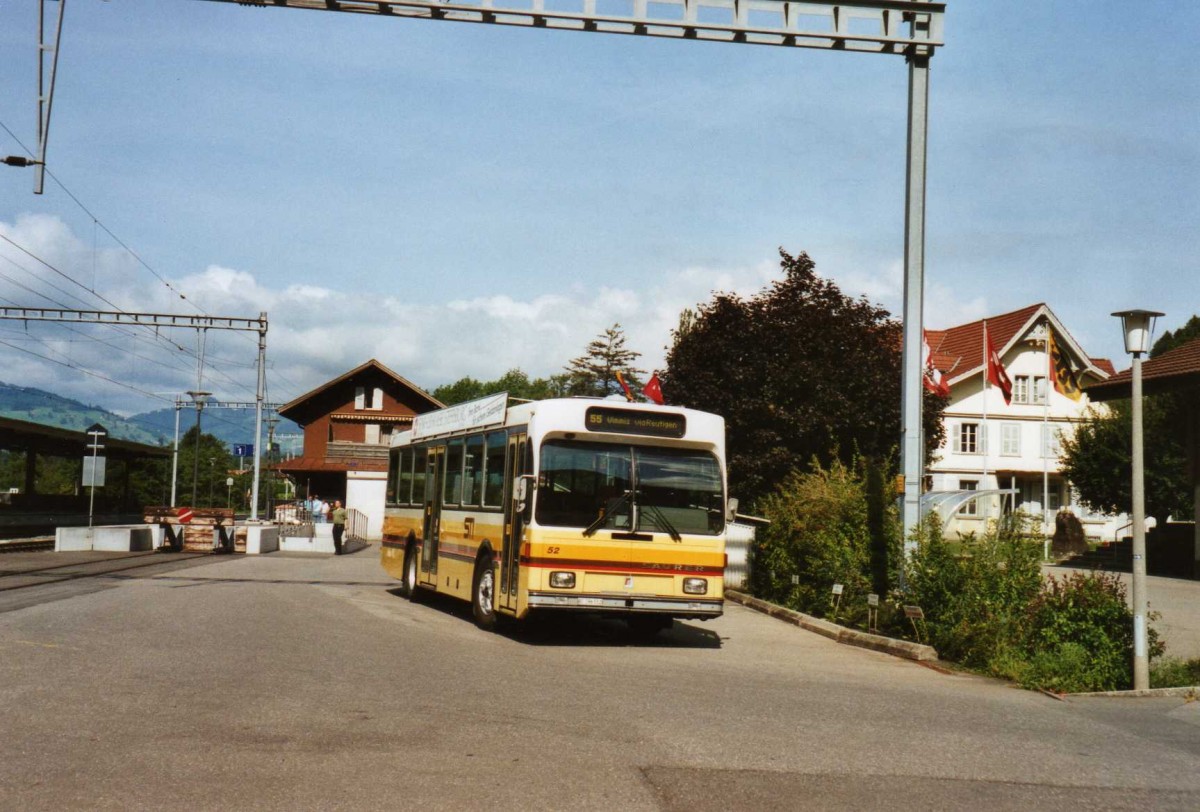 (119'616) - STI Thun - Nr. 52/BE 396'552 - Saurer/R&J am 9. August 2009 beim Bahnhof Wimmis