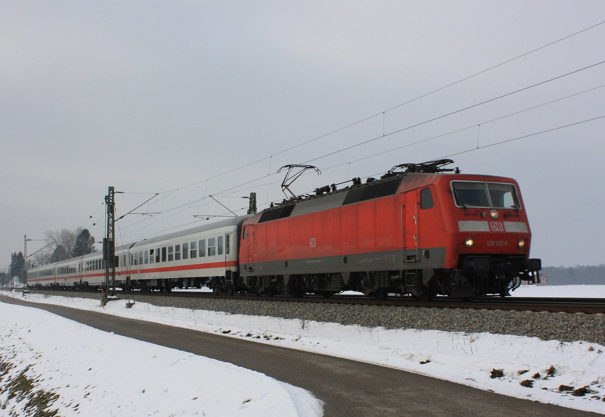 120 125-0 bringt am 6. Januar 2013 den  IC Knigssee  nach Berchtesgaden. Aufgenommen bei bersee am Chiemsee.