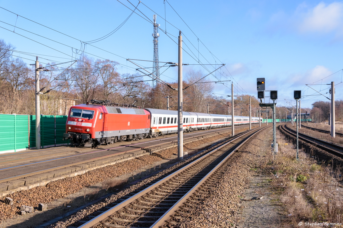 120 132-6 mit dem IC 146 von Berlin Ostbahnhof nach Amsterdam Centraal in Rathenow. 27.11.2016