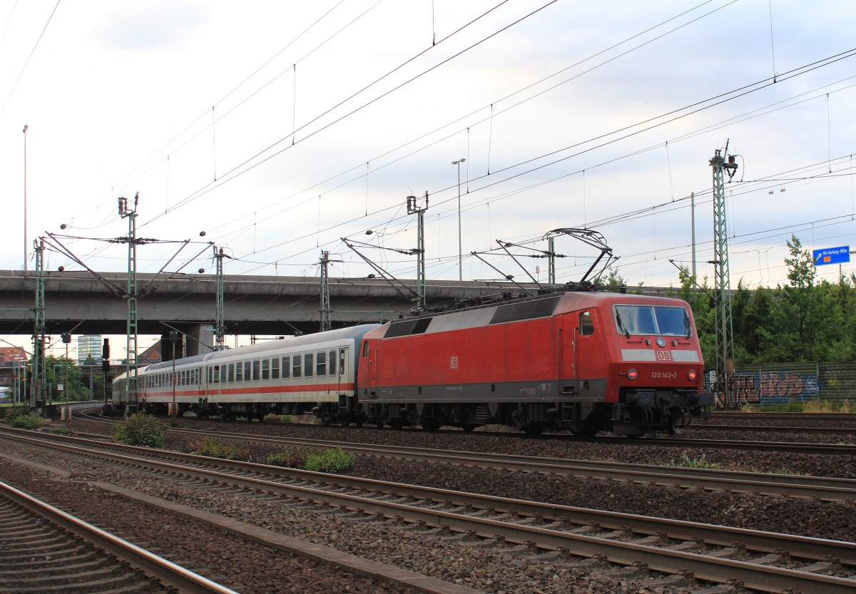 120 143-3 fhrt am 31. Juli 2013 schiebend in den Bahnhof von Hamburg-Harburg ein.