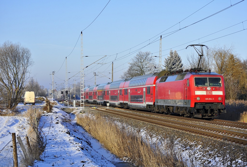 120 204 schiebt den RE 4307 nach Rostock.