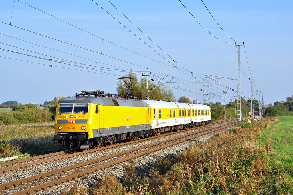 120 502 rollt am 16.09.2014 durch Sildemow in Richtung Schwerin.