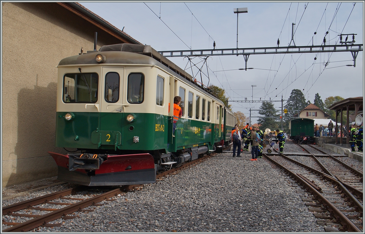 120 Jahren BAM MBC: Der historische BCFe 4/4 N� 2 und sein AB �bernahmen zum 120.BAM Jubil�msfest die Planleistungen auf der Strecke Apples - L'Isle Mont la Ville (sowie zwei Extrazugpaare nach Bi�re) Trotz des geringen Verkehrsaufkommens in L'Isle Mont la Ville verf�gt der Bahnhof �ber eine Intrastruktur, welche das Umfahren problemlos erlauben, auch wenn dann die Reisenden nicht direkt am Bahnsteig einsteigen k�nnen.
24. Okt. 2015