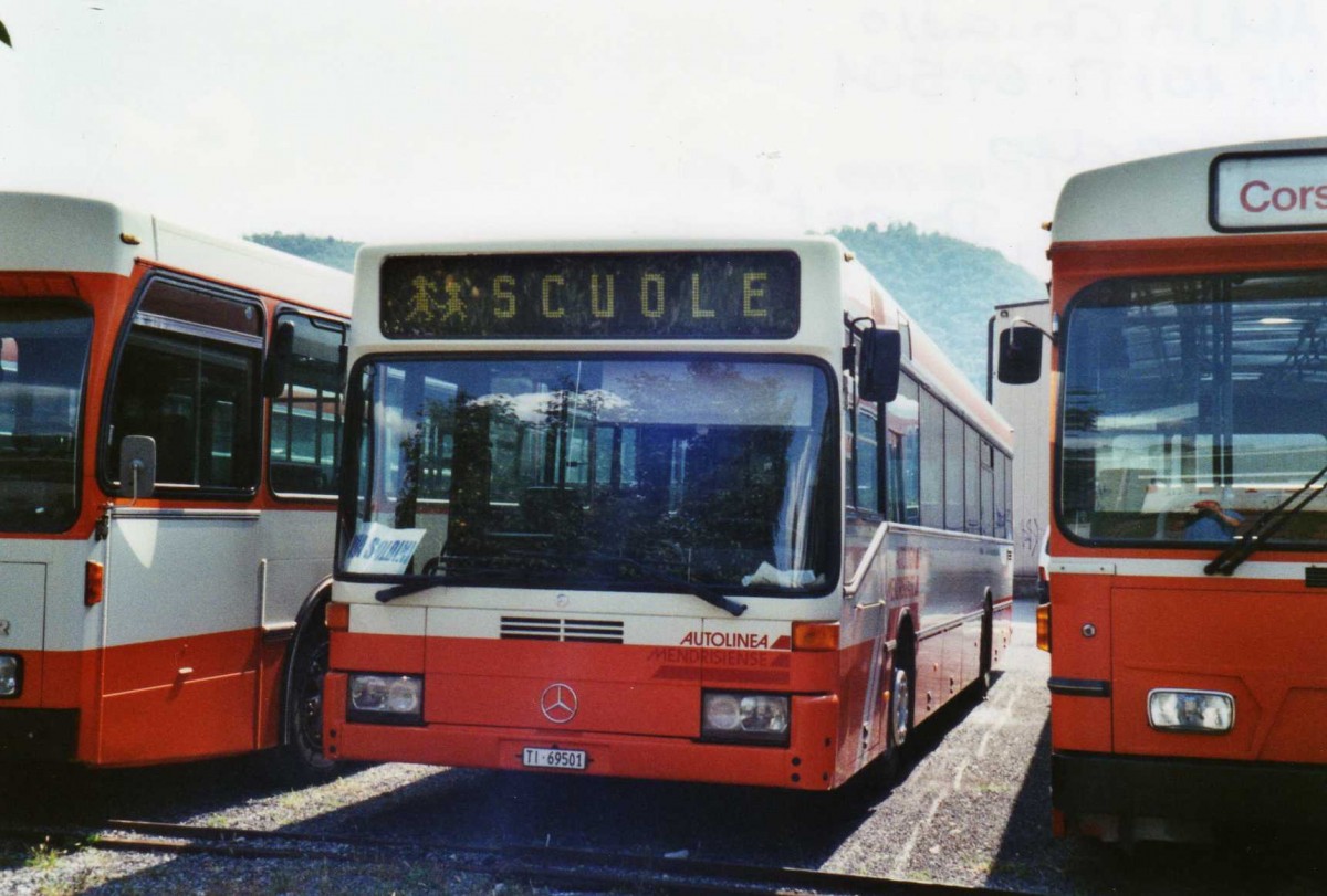 (121'102) - AMSA Chiasso - Nr. 10/TI 69'501 - Mercedes am 12. September 2009 in Balerna, Garage