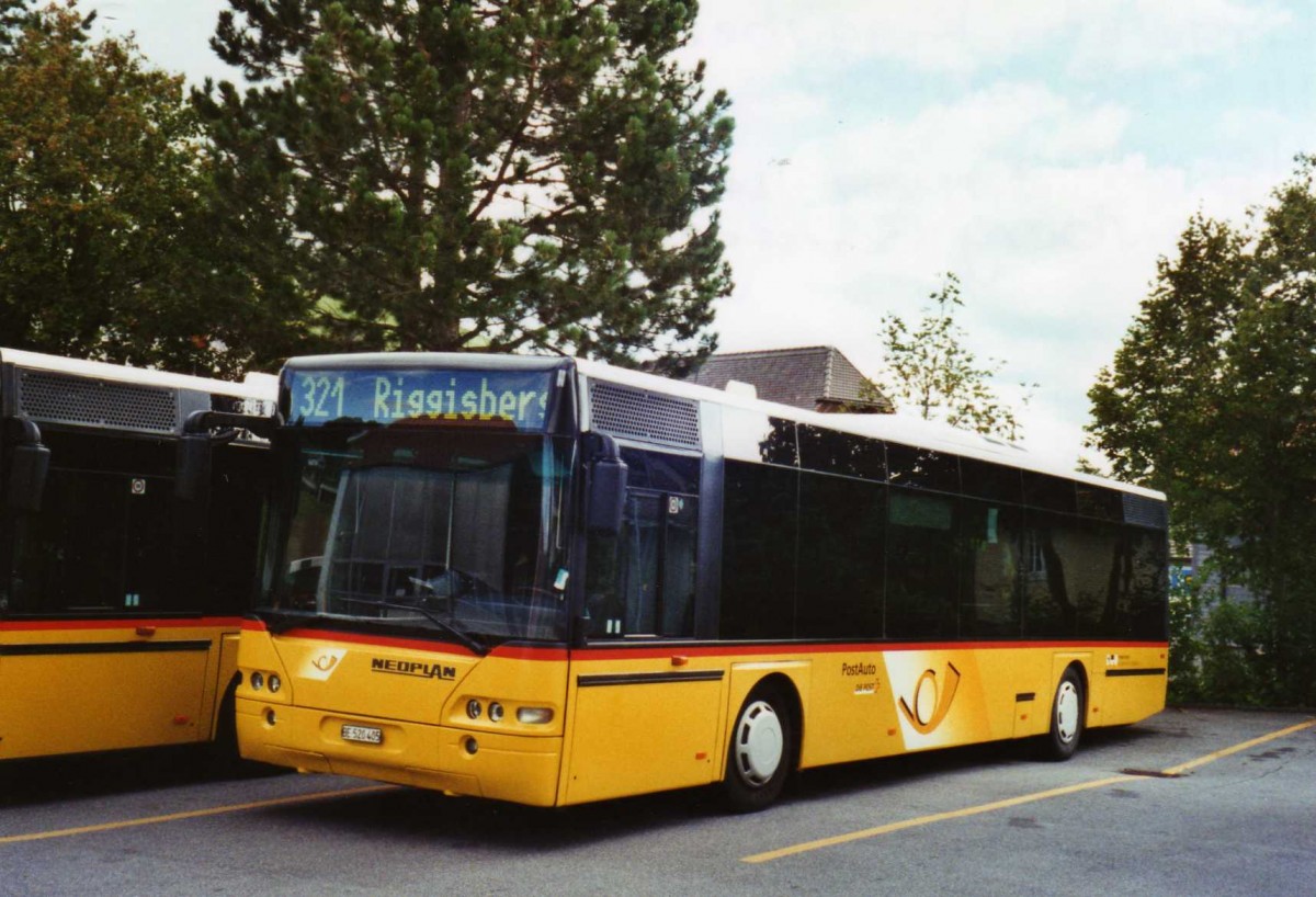 (121'207) - Engeloch, Riggisberg - Nr. 4/BE 520'405 - Neoplan (ex Nr. 12) am 14. September 2009 in Riggisberg, Garage