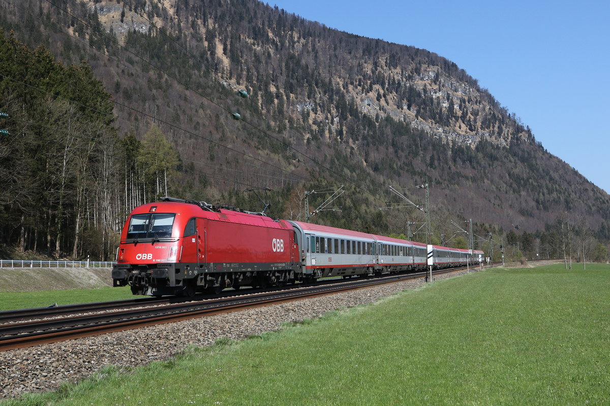 1216 001 mit einem  EC  am 21. April 2021 bei Niederaudorf im Inntal.