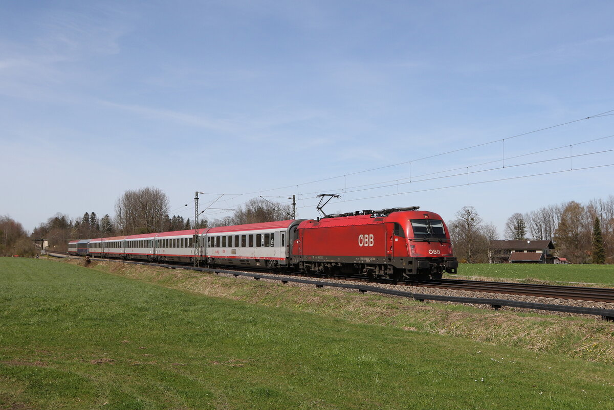 1216 007 mit einem  EC  auf dem Weg zum Brenner am 20. Mrz 2024 bei Brannenburg.