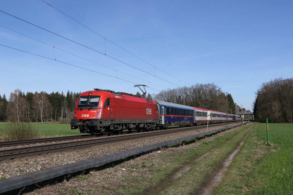 1216 008 war mit einem  EC  am 20. Mrz 2024 bei Brannenburg auf dem Weg zum Brenner.