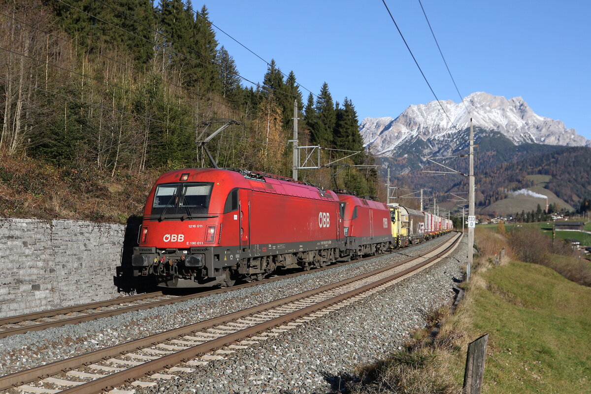 1216 011 und 1116 169 waren am 5. November 2025 mit einem gemischten G�terzug bei Pfaffenschwend in Richtung W�rgl unterwegs.