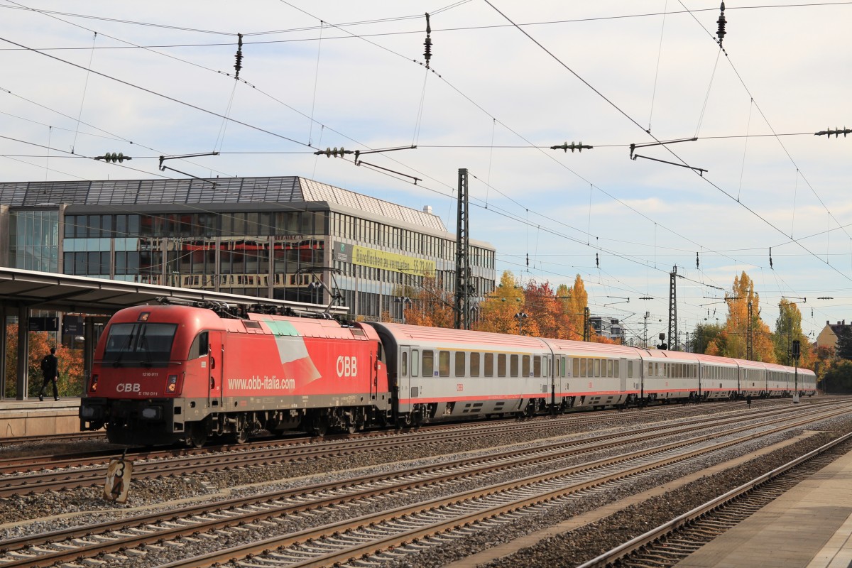 1216 011-7 am 21. Oktober 2013 auf dem Weg zum Mnchner Hauptbahnhof. Aufgenommen in Mnchen-Heimeranplatz.