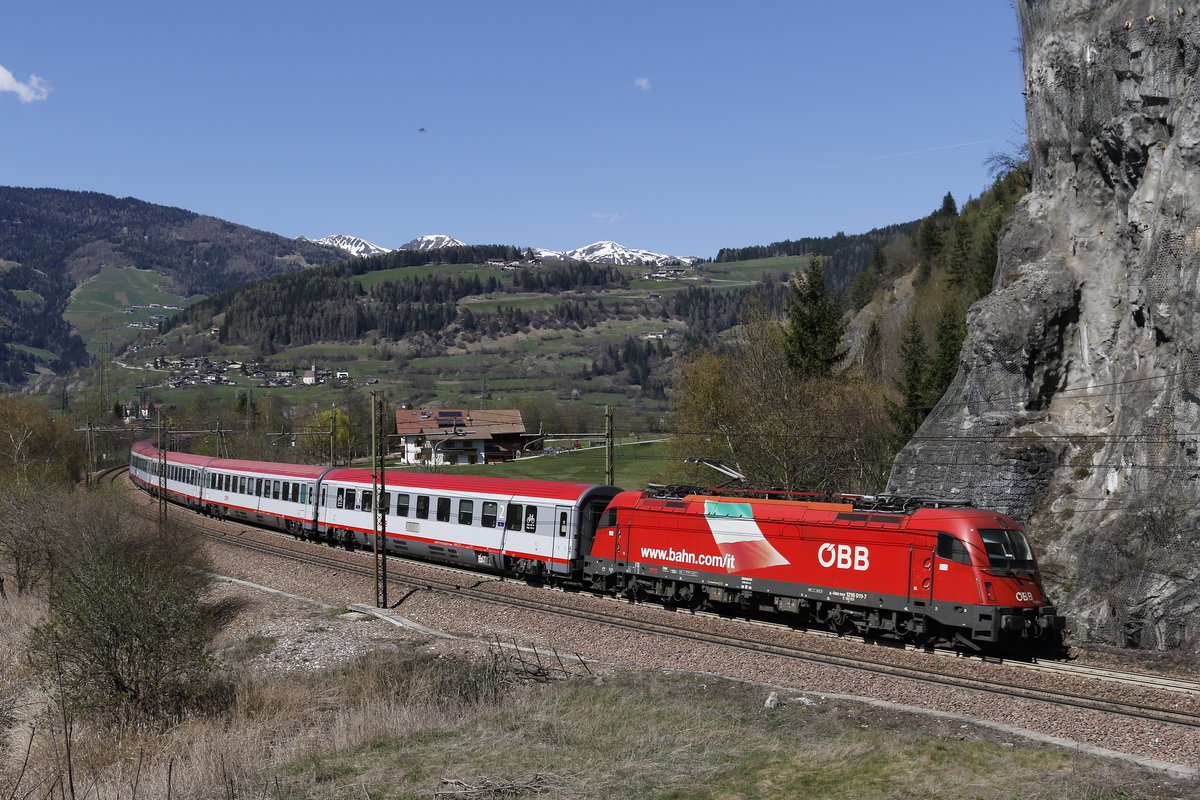 1216 011-7 auf dem Weg von Mnchen nach Verona. Aufgenommen am 8. April 2017 kurz nach Sterzing.