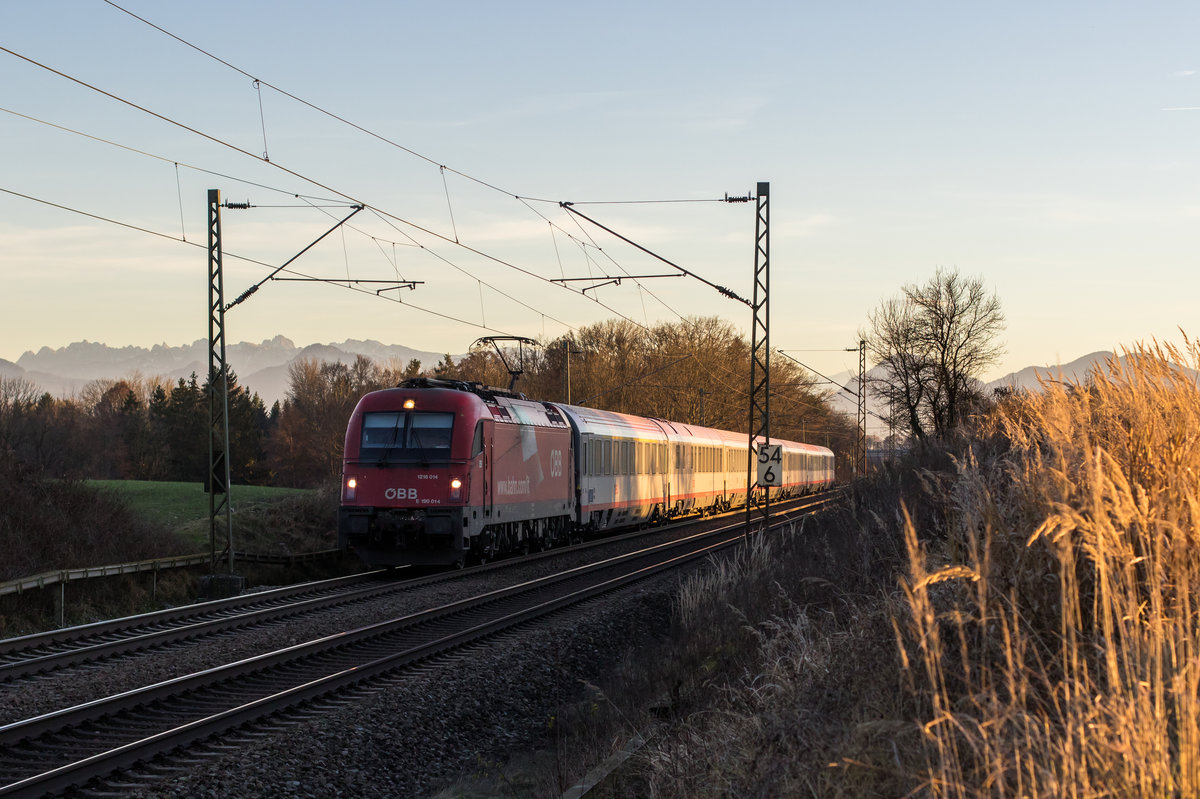 1216 014 auf dem Weg nach Mnchen am 10. Dezember 2016 bei Hilperting.