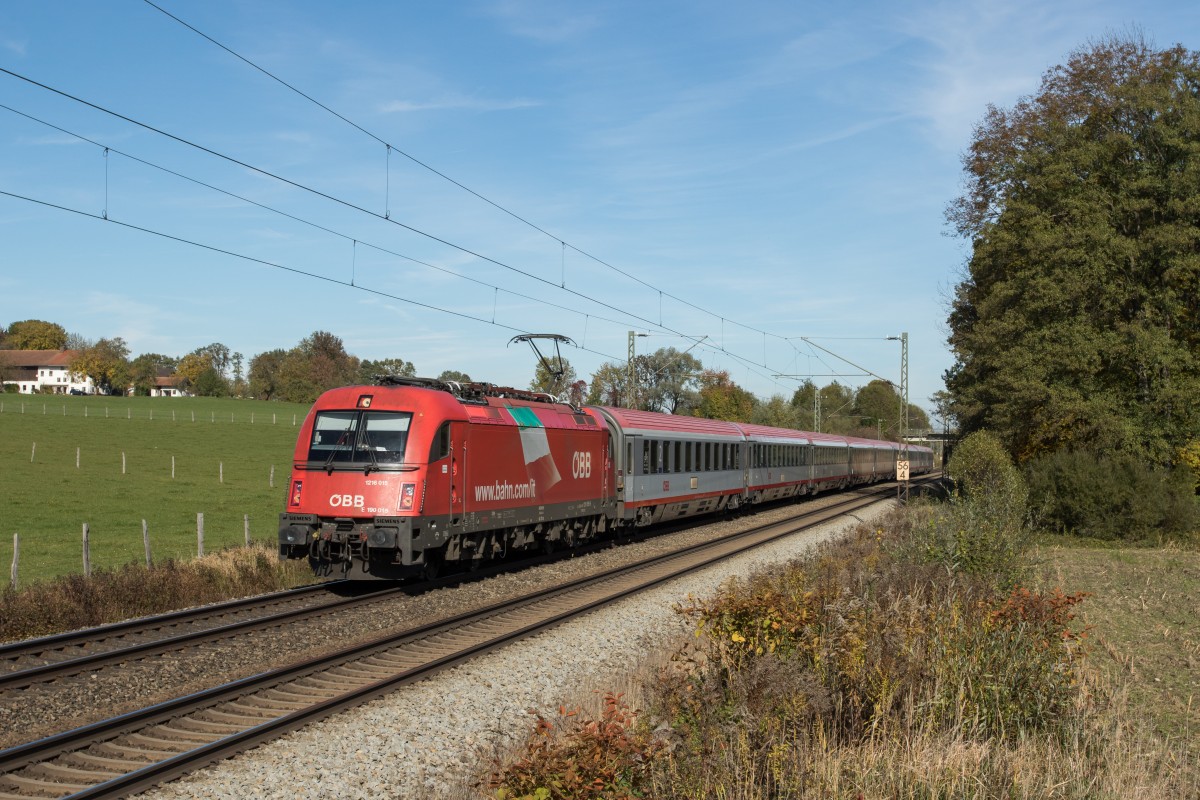 1216 015 auf dem Weg zum Brenner am 24. Oktober 2015 bei Vogl. 