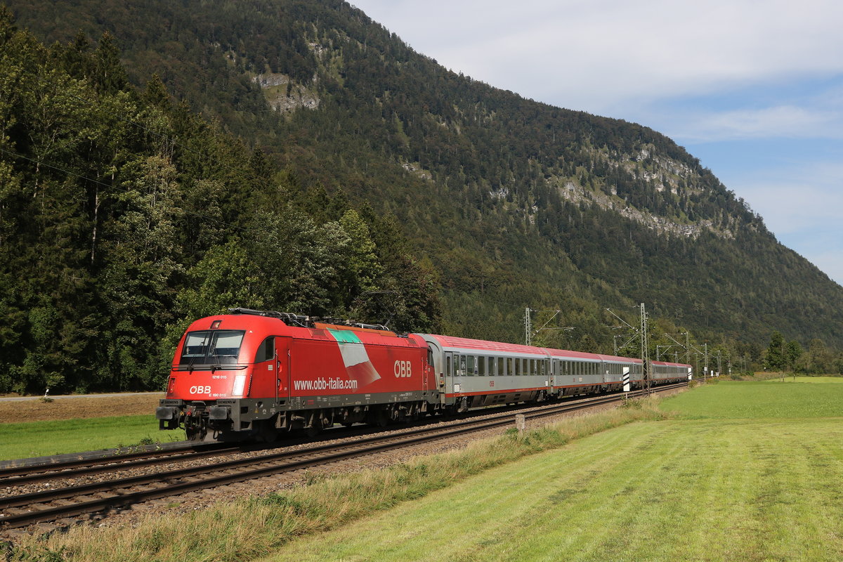 1216 015 mit einem  EC  aus Mnchen kommend am 9. September 2020 bei Niederaudorf im Inntal.