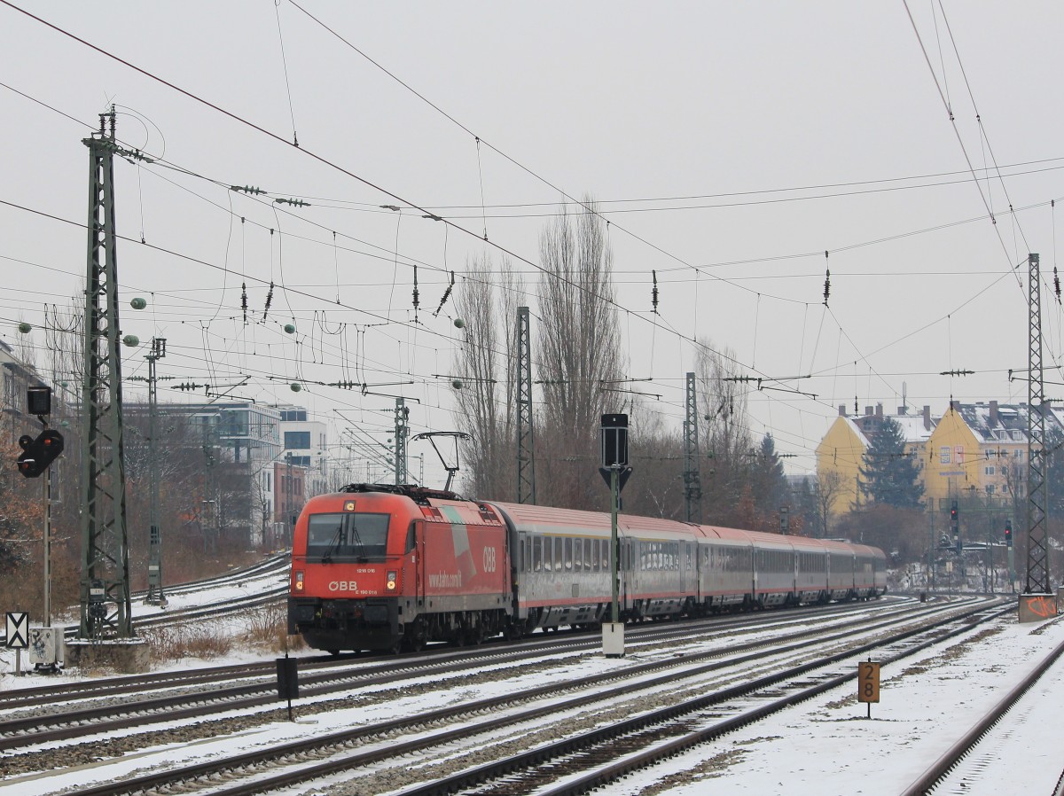 1216 016-6 ist am 27. Mrz 2013 auf dem Weg zum Mnchner Hauptbahnhof. Aufgenommen am Heimeranplatz in Mnchen.