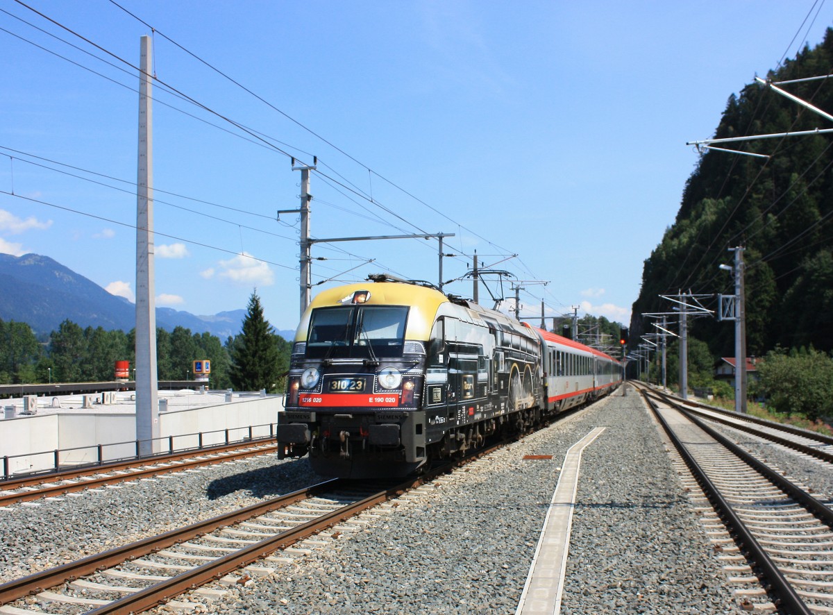 1216 020  175 Jahre ÖBB  war am 15. August 2013 bei Brixlegg in Richtung Innsbruck unterwegs.