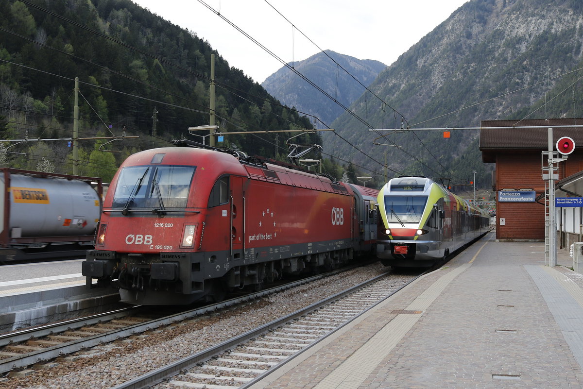 1216 020 und ein ETR 170 stehen abfahrbereit am 7. April 2017 im Bahnhof  Franzensfeste/Fortezza .