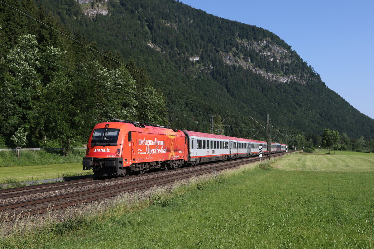 1216 022  100 Jahre Festspiele Verona  war am 14. Juni 2023 mit einem  EC  in Richtung Brenner unterwegs. Aufgenommen bei Niederaudorrf im bayerischen Inntal.