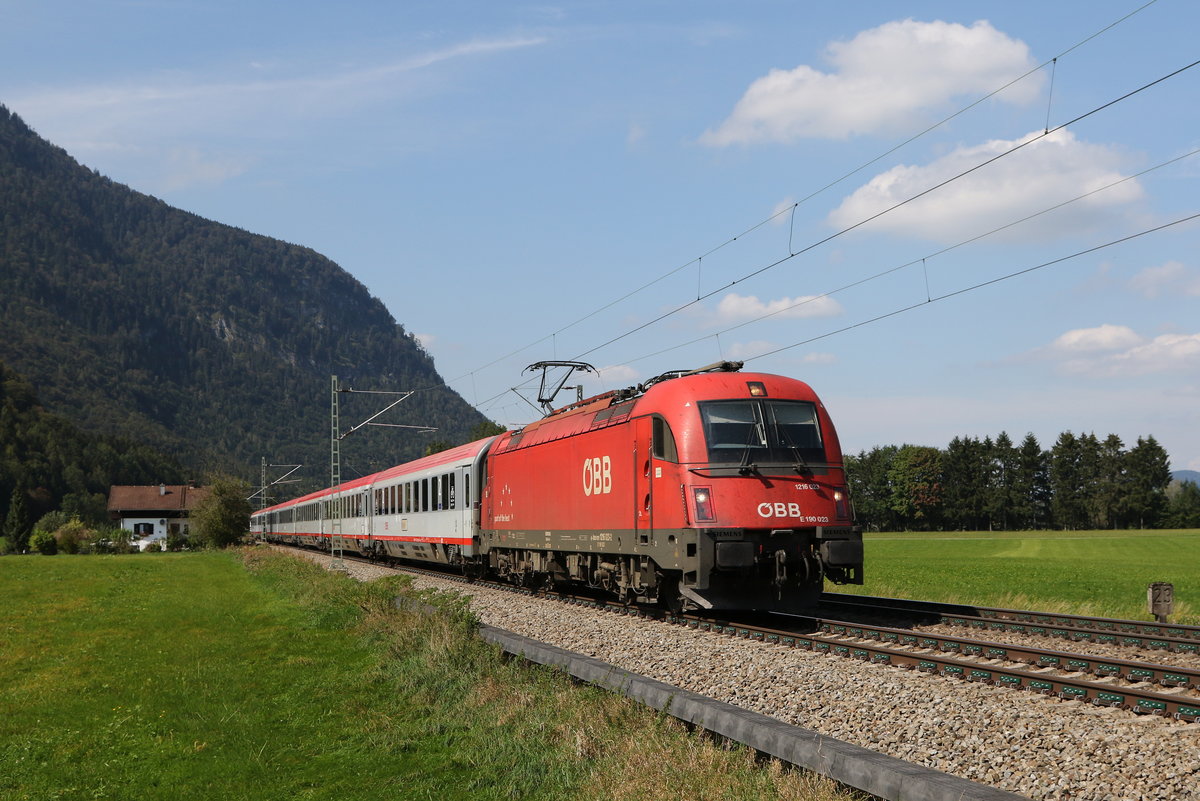 1216 023 auf dem Weg nach Italien am 10. September 2020 bei Niederaudorf im Inntal.