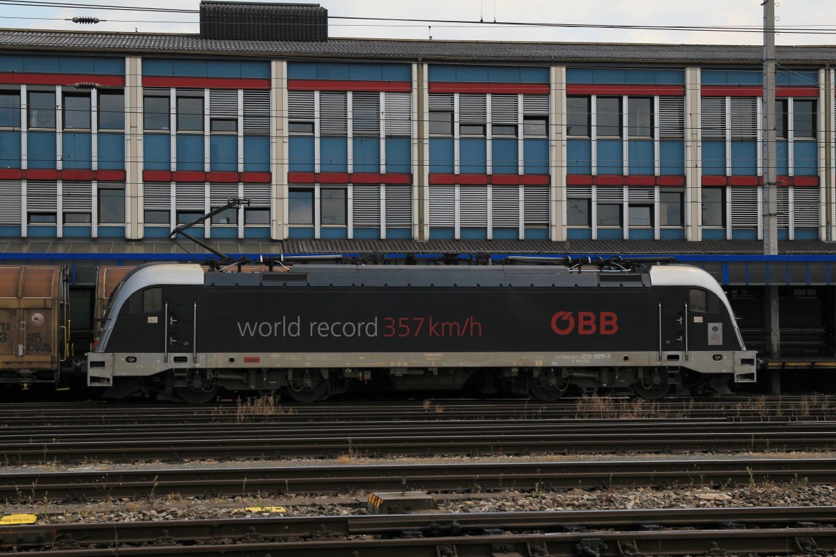 1216 025 etwas spter am 14. Juni 2014 bei einer Rangierfahrt im Salzburger Hauptbahnhof.