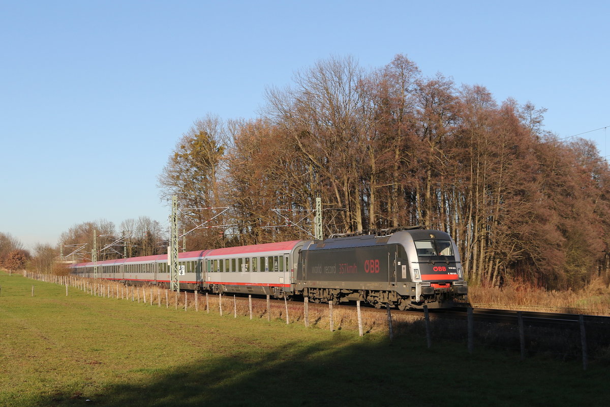 1216 025 mit einem EC auf dem Weg nach Italien. Aufgenommen am 6. Dezember 2019 bei Vogl.