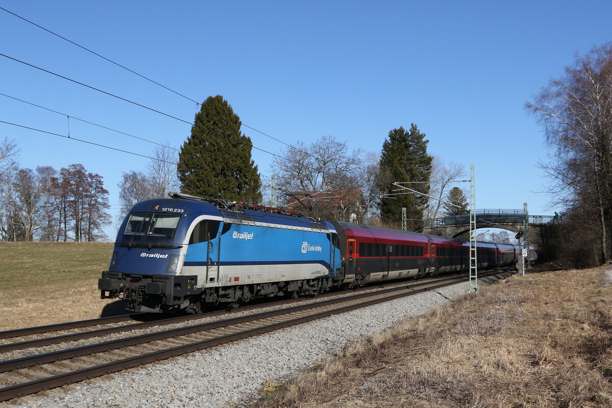 1216 233 mit einem  Railjet  am 13. Februar 2022 bei bersee am Chiemsee.