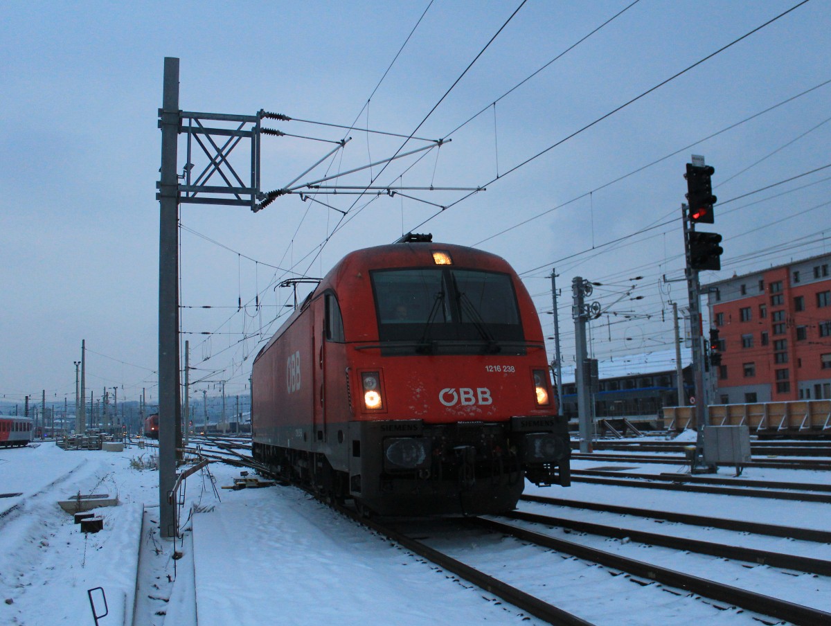 1216 238 bei der Einfahrt in den Salzburger Hauptbahnhof am 8. Dezember 2012.