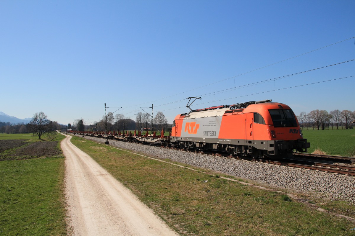 1216 902-7 ist am 29. Mrz 2013 bei bersee am Chiemsee auf dem Weg nach Salzburg.