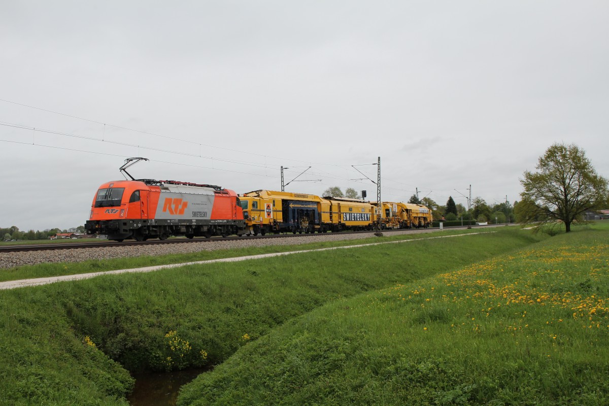 1216 903 am 3. Mai 2015 mit einem Bauzug bei bersee am Chiemsee.