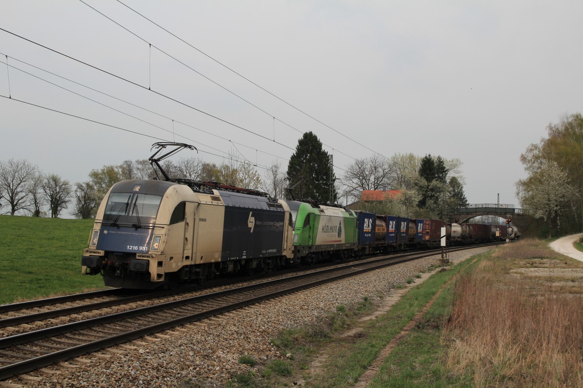 1216 951 und 1216 9564-8  Hödlmayr  aus Salzburg kommend am 5. April 2014 bei Übersee am Chiemsee.